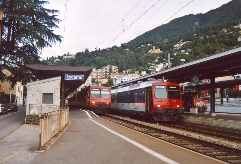 Zwei RBDe 560-NPZ der TILO (Treni Regionali Ticino Lombardia) warten am 6. August 2006 im Bahnhof Locarno auf ihre Ausfahrt nach Bellinzona.