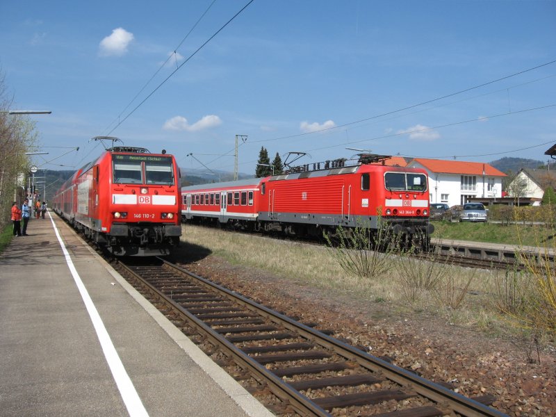 Zwei RB`s kreuzen sich in Himmelrecih der linke ist mit 146 110-2 bespannt und fhrt nach Neustadt/Schwarzw. der andere ist mit  BR 143 350-7 und 143 364-9 bespannt und fhrt nach Freiburg.AUfnahme am 9.4.07