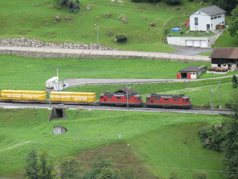 Zwei RE 420 auf der Talfahrt der Gotthard-Nordrampe kurz vor Amsteg.