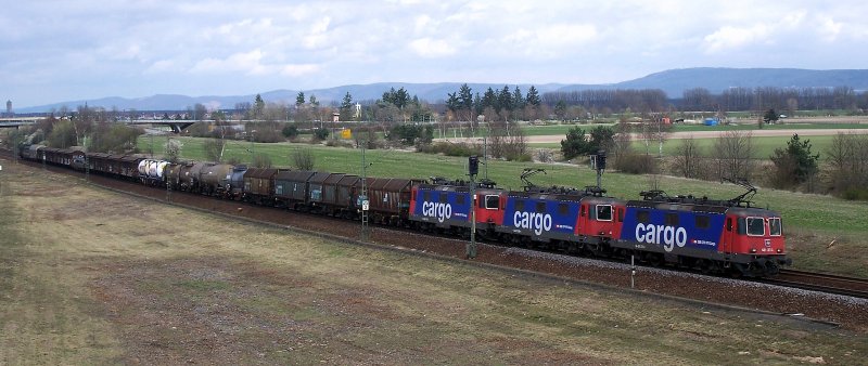 Zwei Re 421 ziehen eine weitere Re 421 sowie einen kurzen Gterzug gen Heimat. Aufgenommen am 20.03.2008 bei Neuluheim.