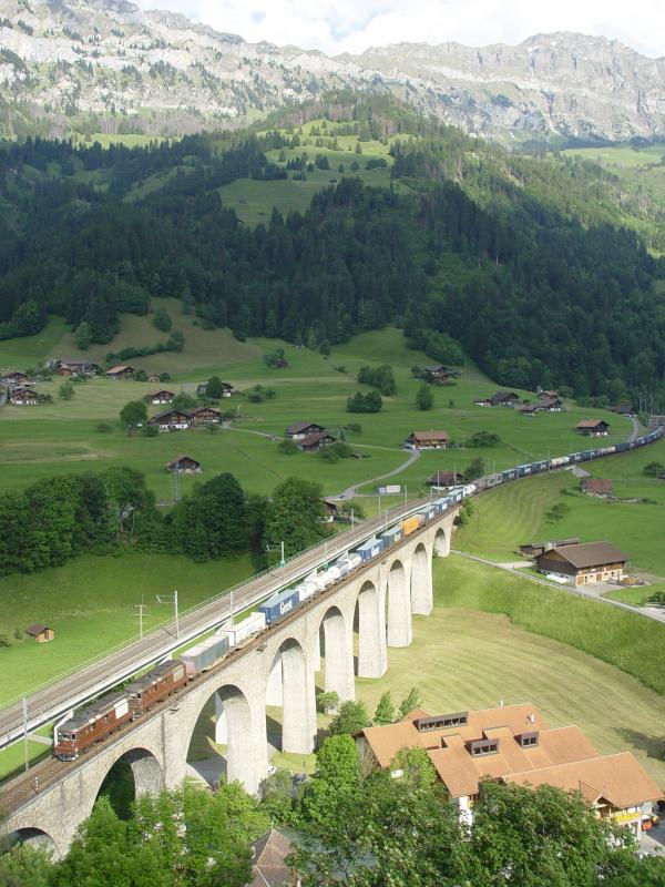 Zwei Re 4/4 der BLS am 11.6.05 auf dem Kanderviadukt in Frutigen
