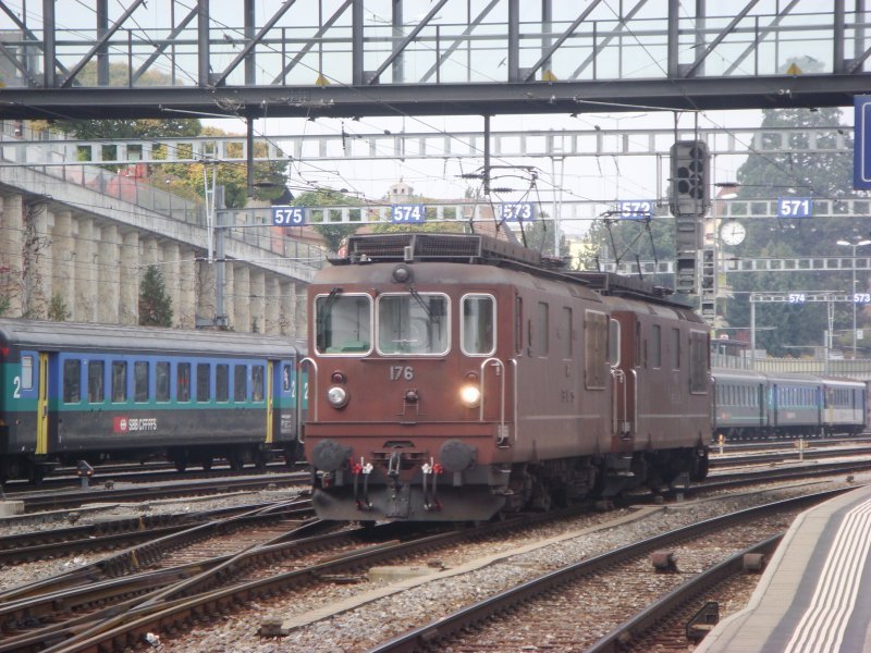 Zwei Re 4/4 der BLS auf Rangierfahrt in Spiez am 3.11.2007