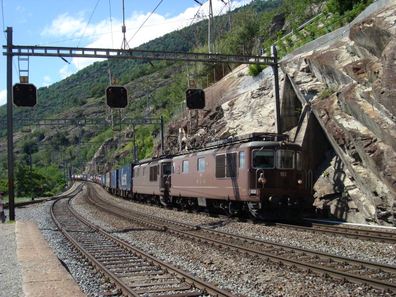 Zwei Re 4/4 der BLS fahren am 16.6.2007 mit einem Gterzug beim Bahnhof Lalden durch.