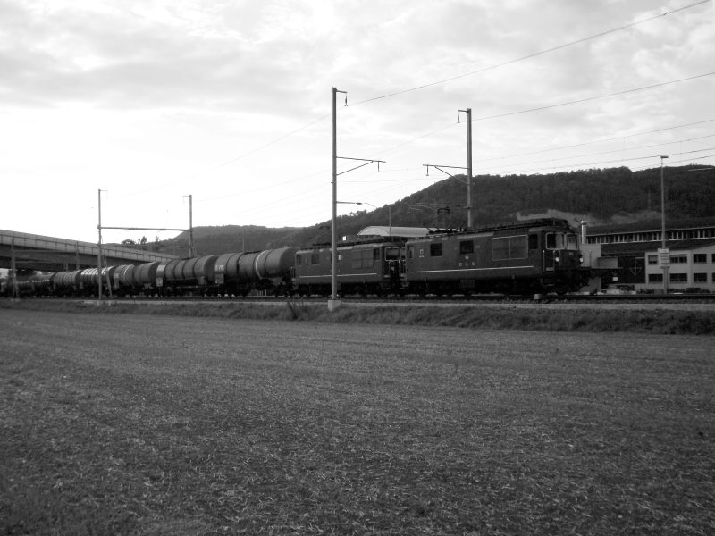 Zwei Re 4/4 der BLS haben am 19.08.2008 bei Sissach einen Kesselzug am Haken, 