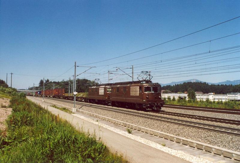 Zwei Re 4/4 der BLS mit einem Gterzug am 11. Juni 2006 bei Btzberg auf der Stammstrecke Bern - Olten. Hier wurde die Stammstrecke direkt neben die Neubaustrecke verlegt.