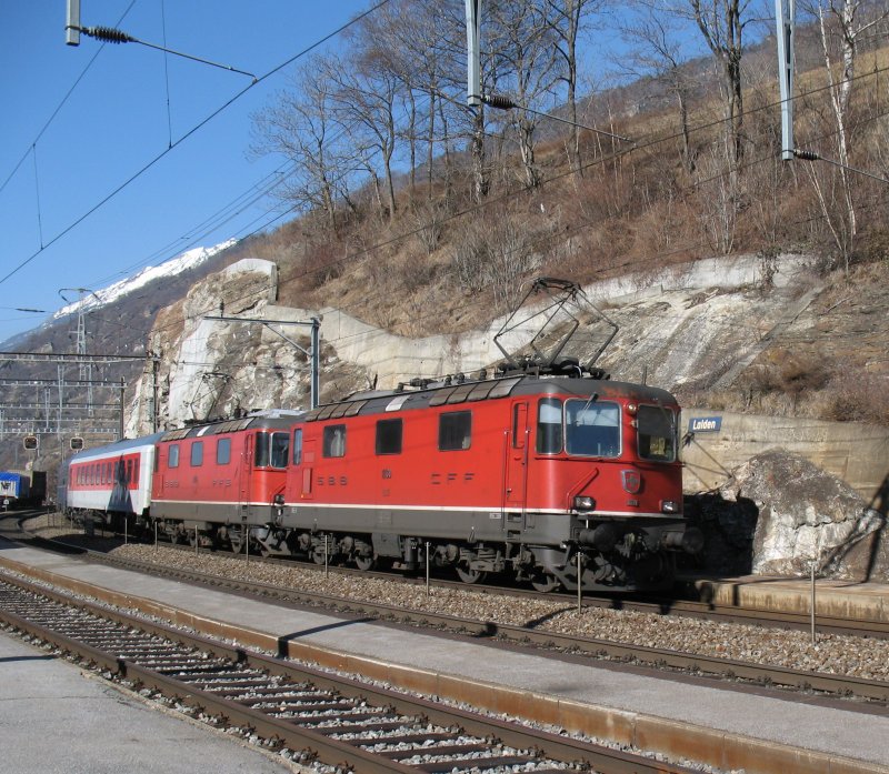 Zwei Re 4/4 II mit CNL bei der Durchfahrt in Lalden.
(16.02.2008)