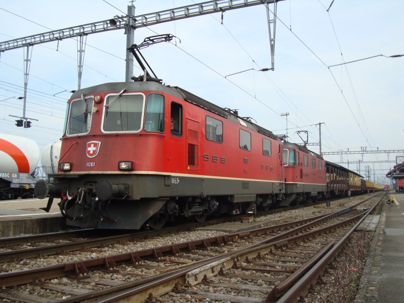 Zwei Re 4/4 II mit einem 631 m langen Gterzug auf Gleis 2 (!) am 18.04.2008 in Pfffikon SZ