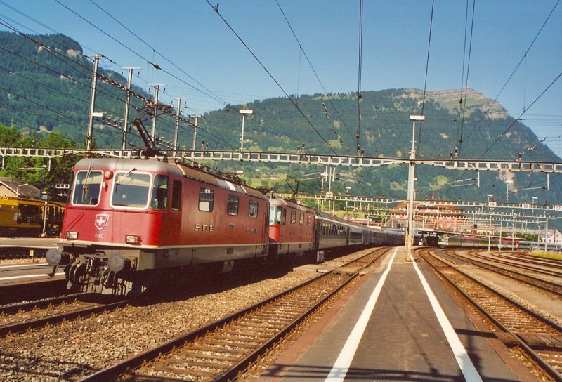 Zwei Re 4/4 II (vorne die 11260) am 26. Juni 2005 vor einem EC Richtung Sden in Arth-Goldau.