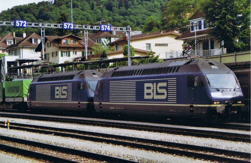 Zwei Re 465 warten im Sommer 2003 in Spiez mit einem Hangartner-Zug auf die Weiterfahrt. Hinweis: Gescanntes Foto.