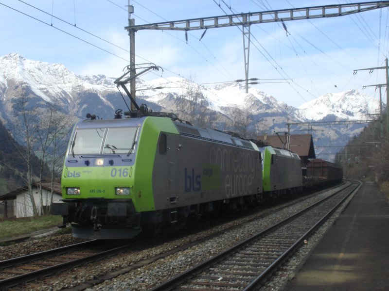 Zwei Re 485 fahren am 1.4.2007 mit ihrem Gterzug bei der Station Kandergrund durch.