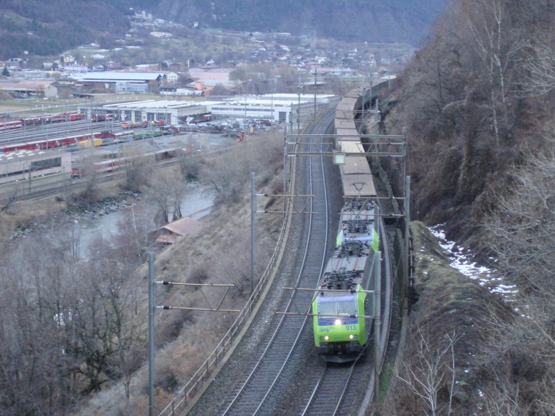Zwei Re 485 fahren mit dem Ambroggio-Gterzug die Ltschberg-Sdrampe hinunter.Das Bild entstand kurz vor Brig am 5.1.2007.Im Hintergrund das Depot der Matterhorn-Gotthard-Bahn
