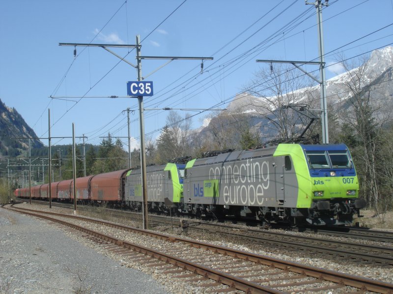 Zwei Re 485 mit Gterzug bei Kandersteg kurz vor dem Ltschberg-Nordportal am 14.4.2007