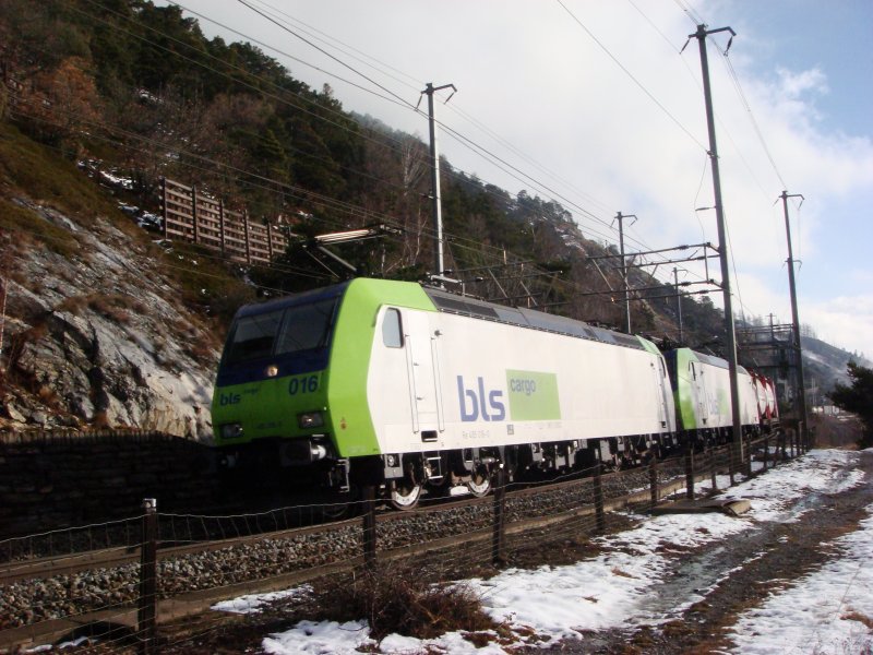 Zwei Re 485 mit GZ bei Hohtenn vor dem Schluchitunnel am 6.12.2007