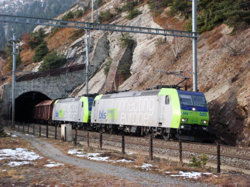 Zwei Re 485 mit GZ nach Domodossola beim Schluchitunnel am 6.12.2007