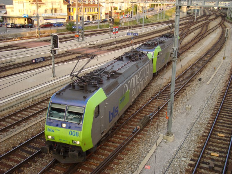 Zwei Re 485 rangieren im Bahnhof von Spiez am 28.6.2007
