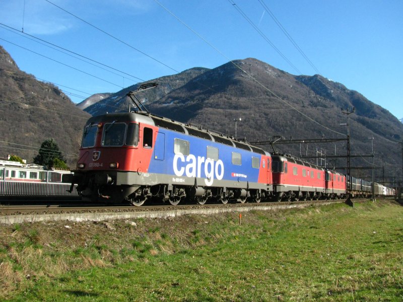 Zwei Re 6/6 und eine Re 4/4 II  befrderten am 13.03.2009 einen GZ in Richtung Norden bei Castione.