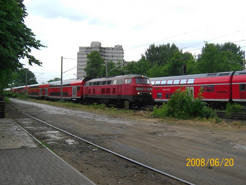 Zwei RE Zge in Reinfeld (Holst.): Links der RE 21572 gezogen von 218 103-0 Richtung Lbeck Hbf und rechts der RE 21425 Richtung Hamburg Hbf. 20.06.08.