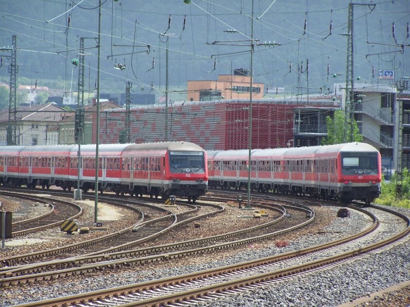 Zwei RE-Zge die zwischen Aalen und Stuttgart Hbf verkehren im Gleisvorfeld des Bahnhofes Aalen. Aufgenommen am 26.05.07