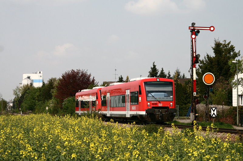 Zwei Regio-Shuttle der RAB Ulm beschleunigen am Nachmittag des 1. Mai 2009 als RB 22375 von Ulm nach Memmingen aus Illertissen heraus.