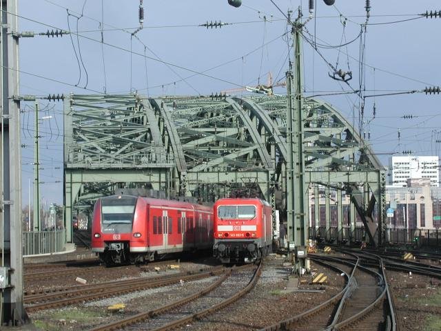 Zwei Regionalzge berqueren die Hohenzollern-Brcke und fahren in den Klner Hauptbahnhof ein; 04.04.2004