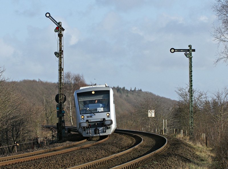 Zwei Regioshuttle der NOB passieren am 08.03.2009 als Zug nach Heide das ESig von St.Michaelisdonn.