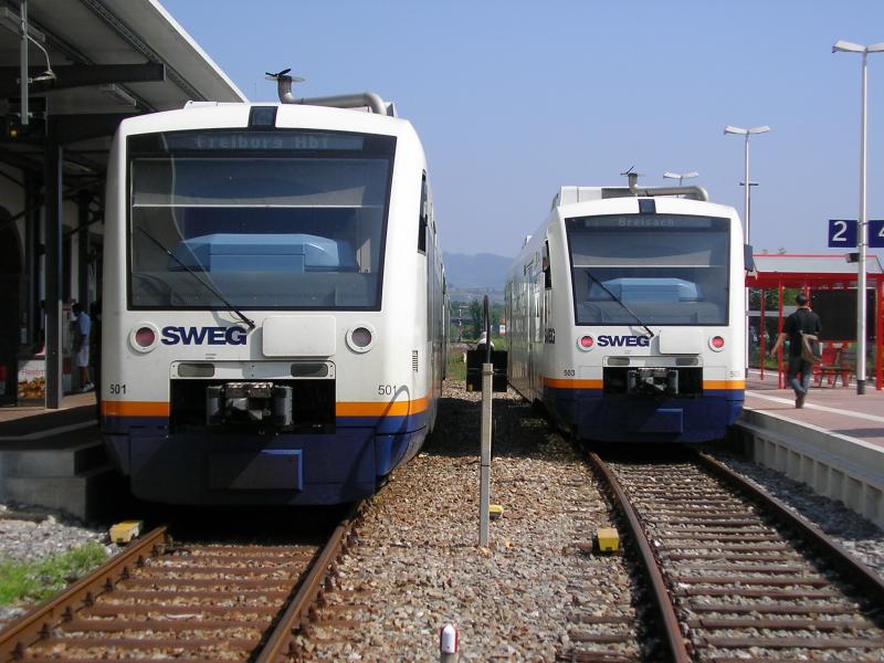 Zwei Regioshuttle der SWEG in Breisach. Links Breisgau-S-Bahn nach Freiburg, rechts RB nach Riegel(Kaiserstuhl) DB. (Ende August 2005)