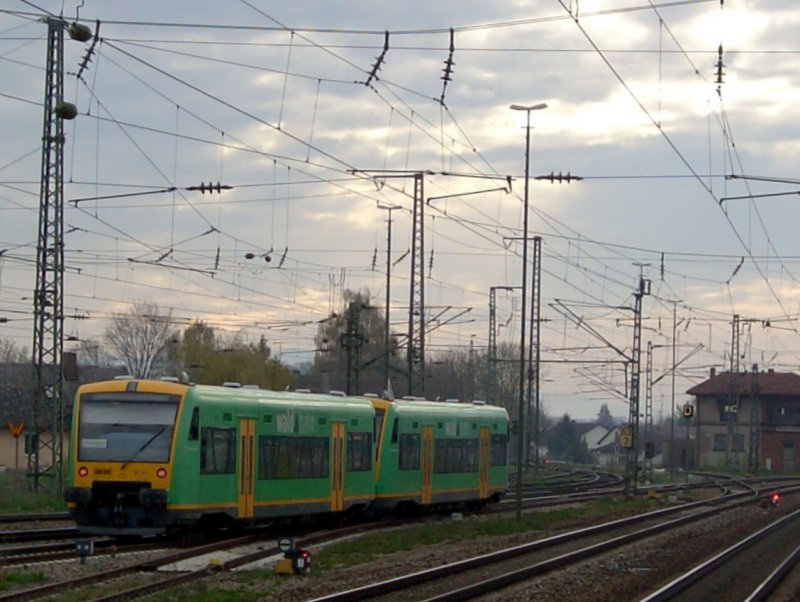 Zwei Regioshuttle der Walbahn am 19.04.2008 bei der Ausfahrt aus Plattling. 