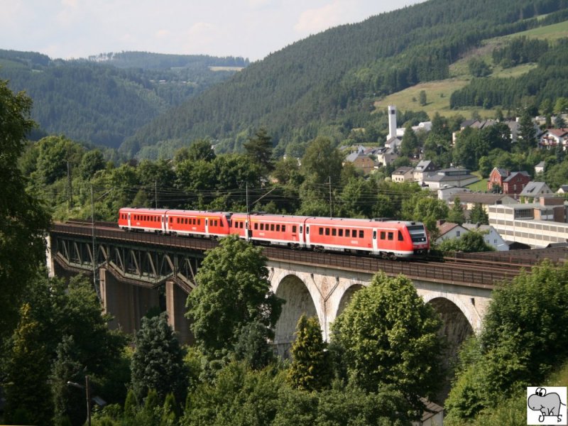 Zwei Regioswinger (Baureihe 612) berqueren die Trogenbachbrcke in Ludwigstadt (Landkreis Kronach) auf den Weg nach Saalfeld am 18. Juni 2008.