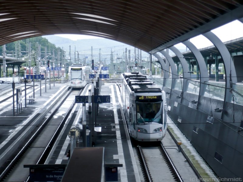Zwei RegioTrams begegnen sich in Kassel Hbf. Man beachte auch die geheimnisvollen Lichtreflexionen auf den Bahnsteigen und Gleisen aufgrund des Regens! (25.07.2009)