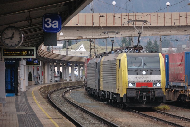 Zwei-Richtungsverkehr auf den Gtergleisen in Kufstein. ES 64 F4-012 und in schwarz -010 ziehen einen der  Gegen -Winnerzge in den Bahnhof. (02.12.2008).