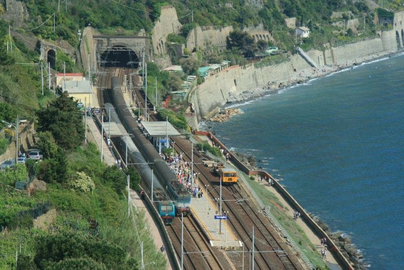 Zwei Rigionalzge in Corniglia. Rechts an Plattform 2 der Zug mit E656 560 nach Torino und links der Zug mit einer unbekannten E464 nach La Spzia; 02.05.2009