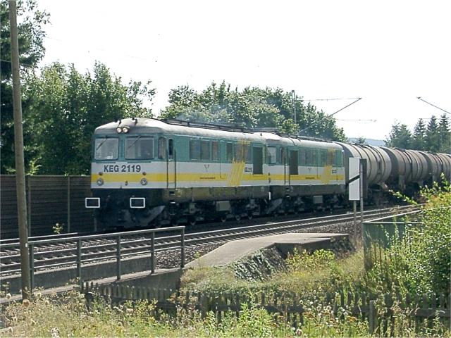 Zwei  Rumnendiesel  der Karsdorfer Eisenbahngesellschaft auf dem Weg in Richtung Eisenach kurz hinter dem Obersuhler Bahnhof.