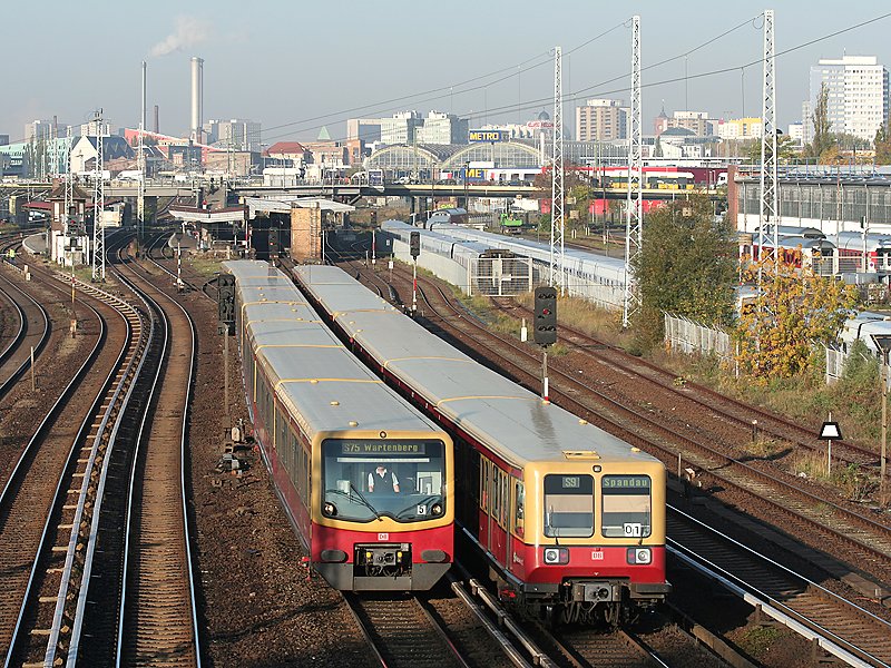 Zwei S-Bahnen begegnen sich unweit des Bahnhofs Warschauer Strae.
(Berlin, 23.10.2008)