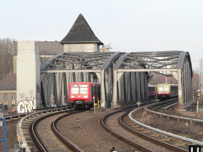 Zwei S-Bahnen der BR 485 berqueren die Spree zwischen Treptower Park und Ostkreuz. 17.2.2007
