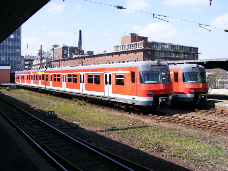 Zwei S-Bahntriebzge der DB-Baureihe 420 auf den nrdlichen Stumpfgleisen im Essener Hauptbahnhof am 17. April 2008.