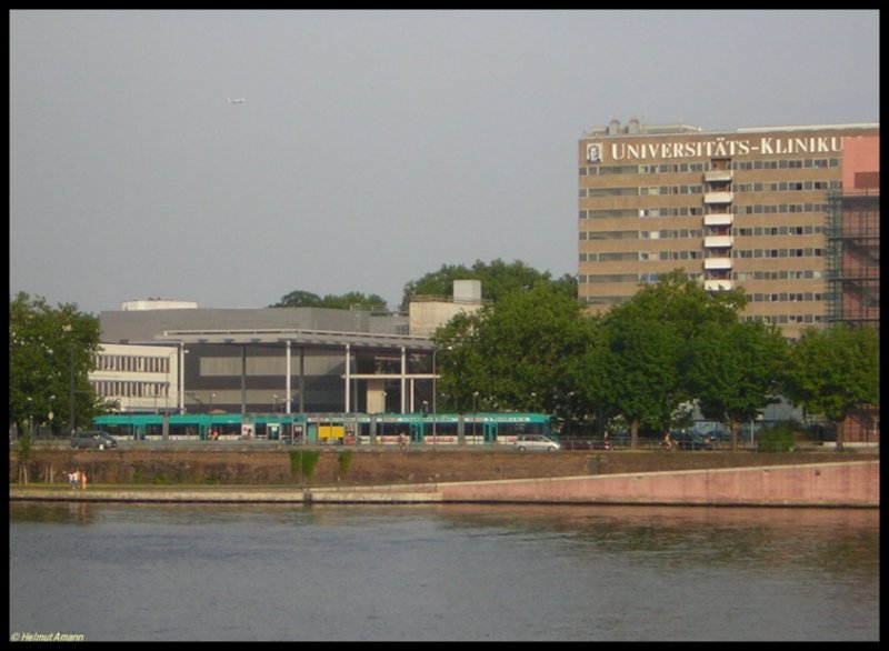 Zwei S-Triebwagen begegneten sich am 25.06.2006 an der sdmainisch gelegenen Haltestelle Universittsklinikum. 