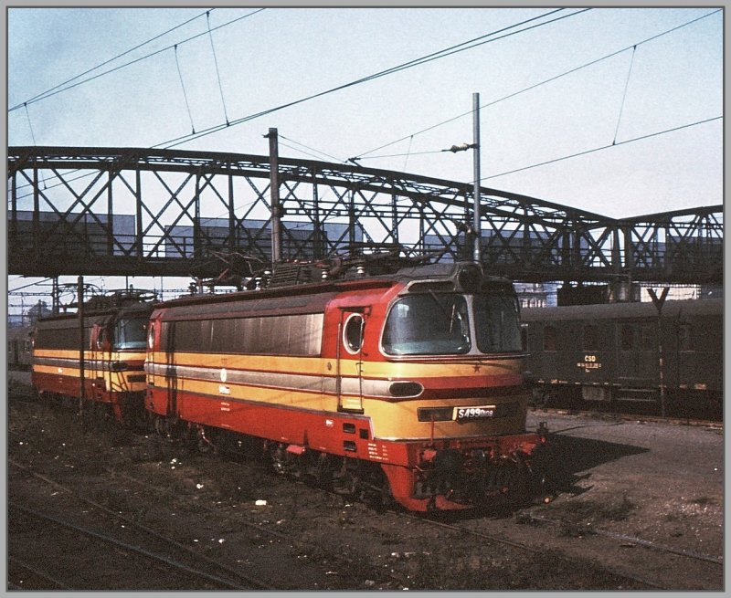 Zwei S499 der CSD in Plzen. Fotografiert habe ich diese zwei Loks auf der Anfahrt zu unserer DDR-Dampfrundreise im Juli 1973 im Bahnhof von Plzen. Diese Loks sahen fr die damalige Zeit sehr modern aus und schon damals sehr farbenfroh. (Archiv 07/73)