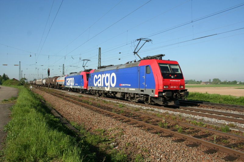 Zwei SBB Cargo 482 041-1 am 7.5.2008 in Niederschopfheim.