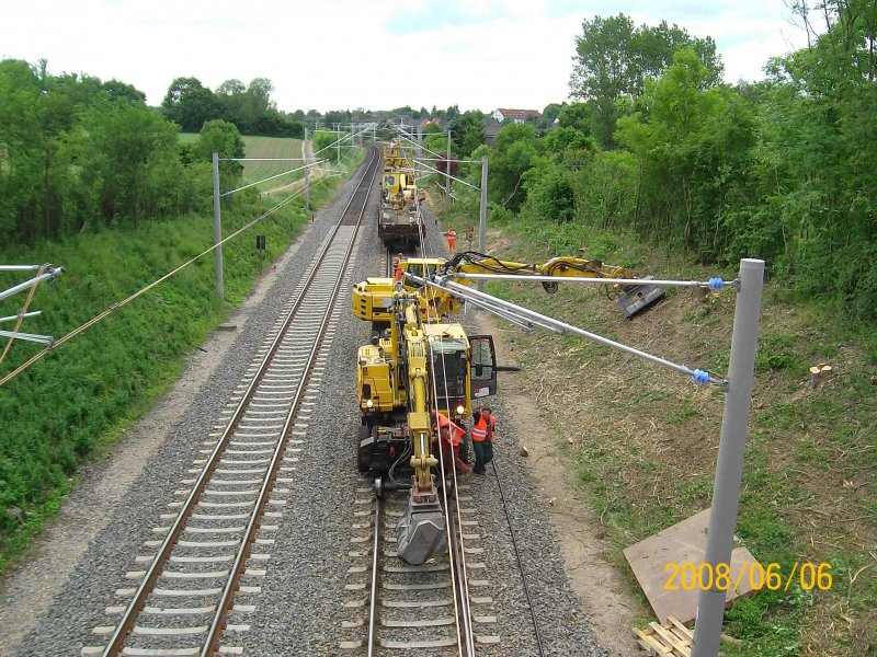 Zwei Schienenbagger mit  Vegetationsaufsatz  und ein Oberleitungsmontagefahrzeug der Firma Balfour Beatty Rail bei Oberleitungsmontage- bzw. Vegetationsarbeitem am 06.06.08 zwischen Reinfeld (Holst.) und L�beck Hbf.