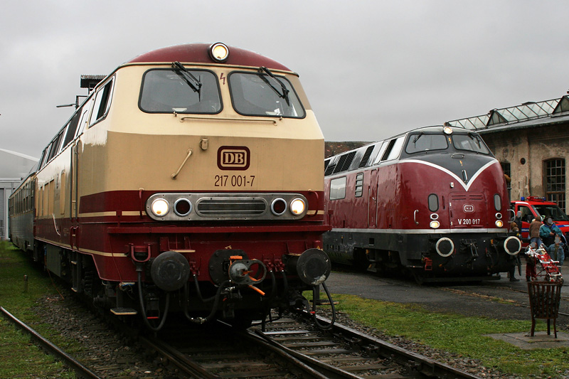 Zwei Schnheiten nebeneinander! 217 001 mit einem Messwagen und V200 017 am 25.10.2009 im Bahnpark Augsburg.