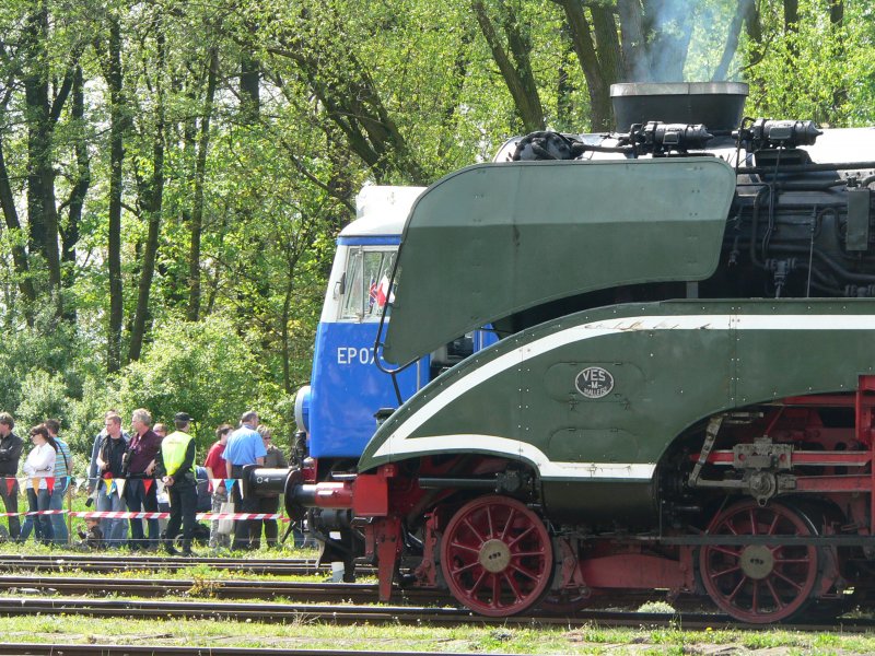 Zwei Schnheiten im Profil - die deutsche Dampflok 18 201 und die polnische E-Lok EP07 1051. 3.5.2008