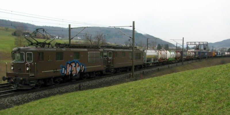 Zwei  Schoggihfe  (dt: Schokoladenhaufen), eine davon mit Zckerhubchen sind mit einem GZ in Richtung Ltschberg am 14.03.2009 bei Gelterkinden unterwegs.