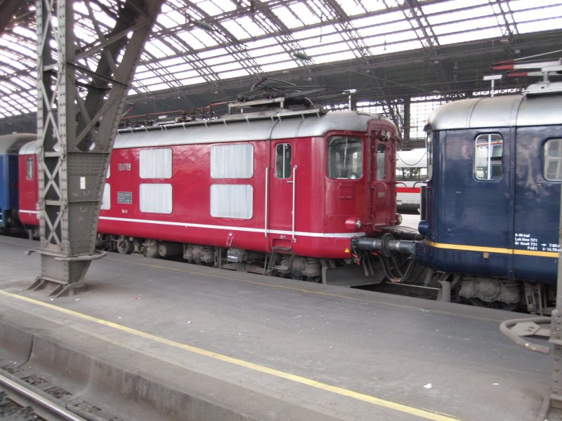 Zwei Schweizer E-Loks mit einem Sonderzug im Klner Hbf am 23.10.09.