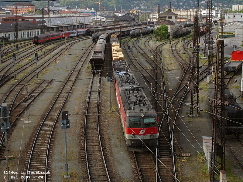 Zwei Schwestern 1144 trachten mit ihrem kurzen Gterzug gleichwohl den Brenner zu gewinnen. 2. Mai 2007 kHds