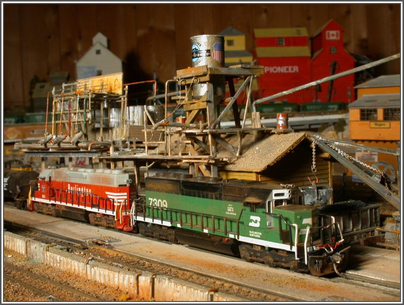 Zwei SD 40 Loks, die heute zur Burlington Northern Santa Fe Gruppe gehren, tragen noch das Farbschema der Vorgngergesellschaften  Burlington Route und Burlington Northern.
Modelle Spur N Kato. (23.12.2007)
