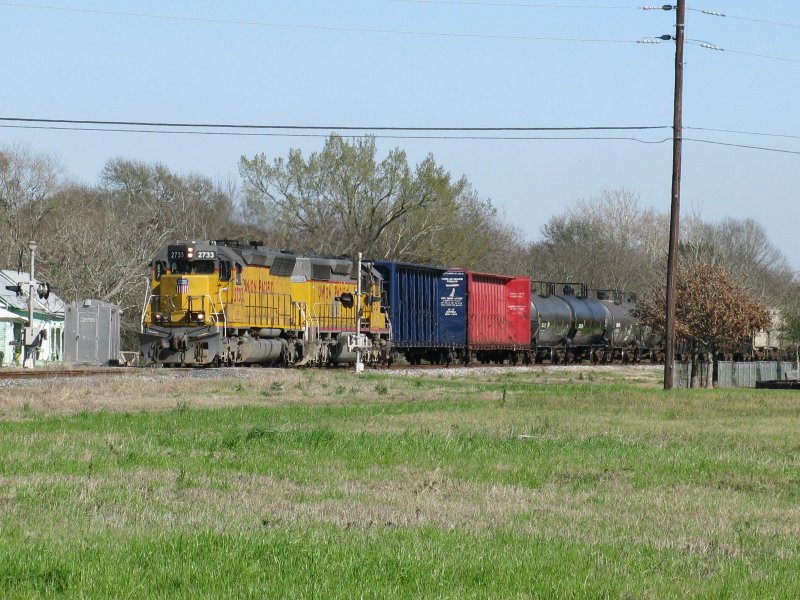Zwei SD 40 der UP berqueren mit einem Gterzug am 13.2.2008 einen Bahnbergang in Sealy (bei Houston, Texas).