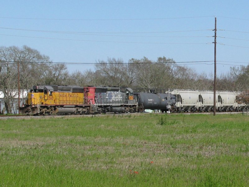Zwei SD40-2 der Union Pacific mit einem Gterzug am 27.2.2008 in Sealy (bei Houston, Texas).