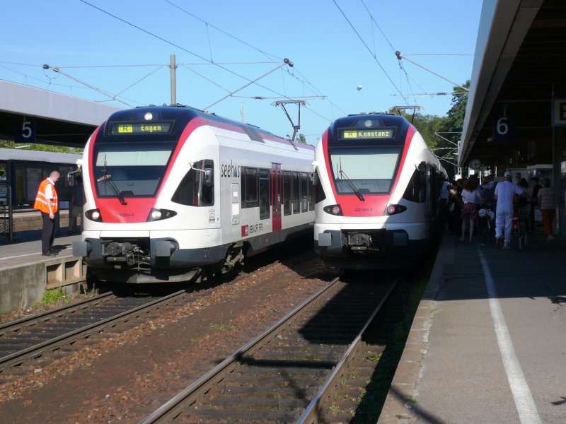 Zwei Seehas Triebwagen begegnen sich am 5.8.2007 in Radolfzell auf Gleis 5 und 6
