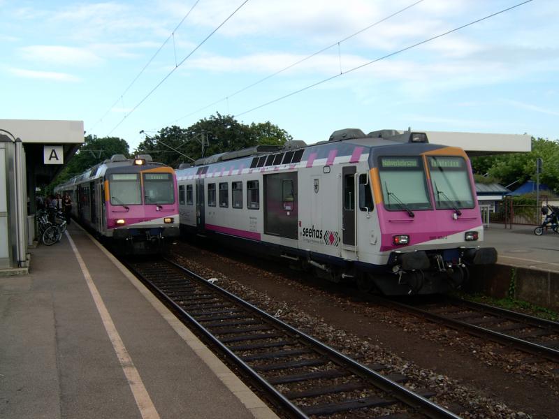 Zwei Seehas-Triebwagen in Radolfzell am 5.8.05 .