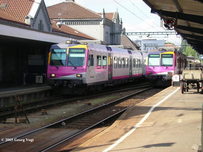 Zwei Seehas-Triebzge der Mittelthurgaubahn an einem heien Augusttag 2005 in Konstanz. Der linke fhrt nach Weinfelden, der rechte nach Engen.